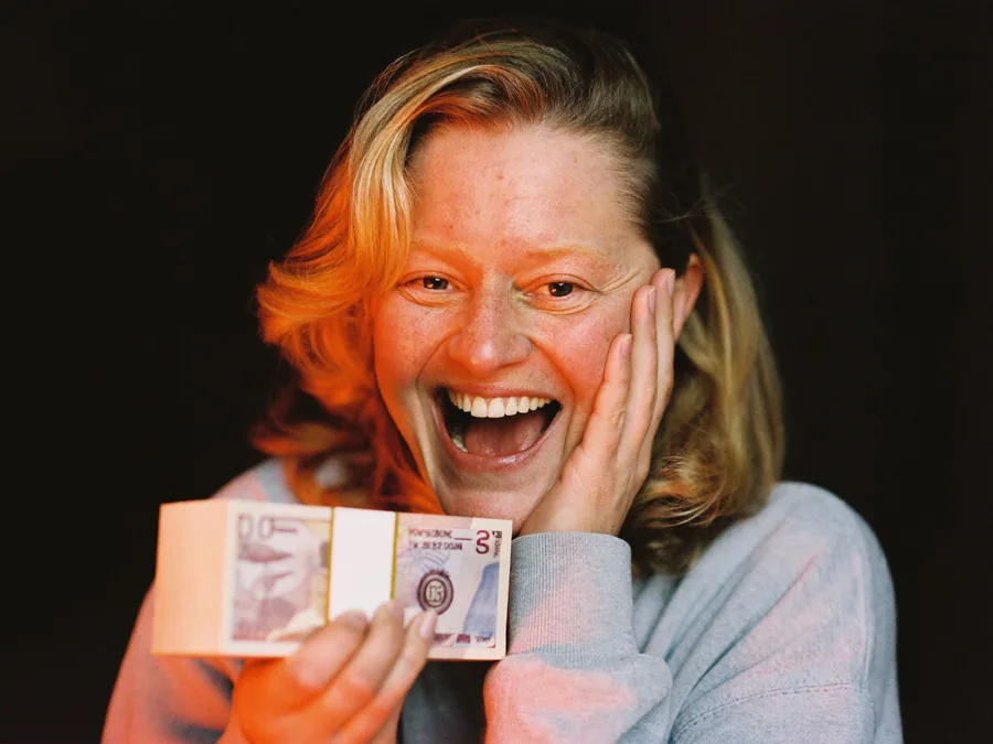 Leanne M. with her £2,500 cash prize